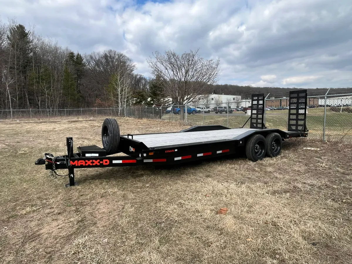 22' Equipment Trailer w/ Drive Over Fenders rental photo 2 - Eau Claire WI trailer rental